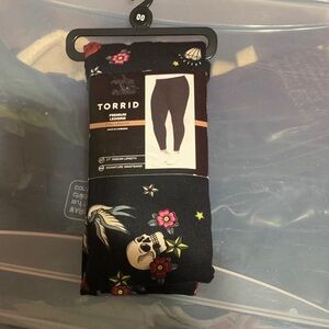 Size 00 Torrid NWT Black Floral Skull Leggings